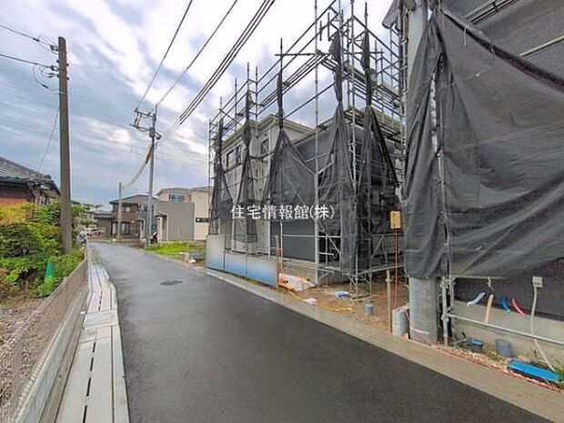 前面道路を含めた現地写真です。