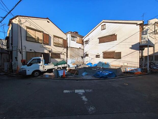 前面道路を含めた現地写真です。