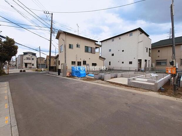 前面道路を含めた現地写真です。