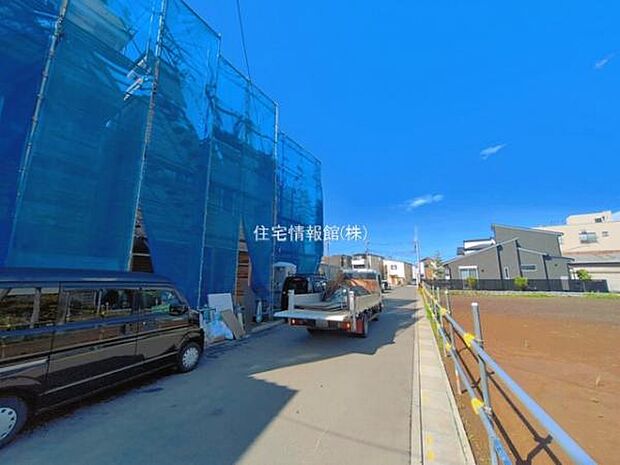 前面道路を含めた現地写真です。