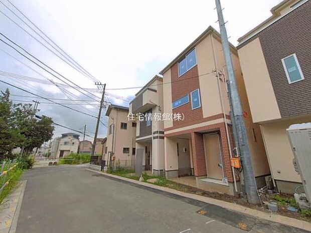 前面道路を含めた現地写真です。