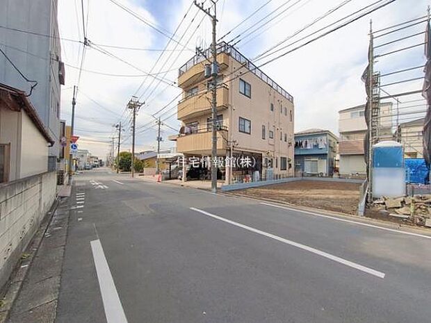 前面道路を含めた現地写真です。