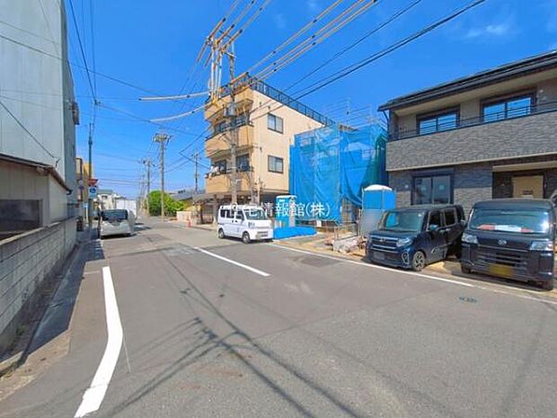 前面道路を含めた現地写真です。