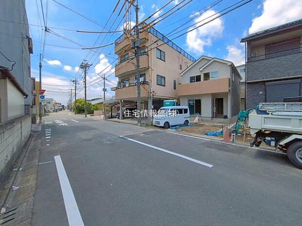 前面道路を含めた現地写真です。