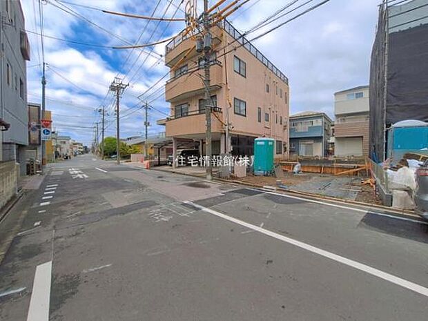 前面道路を含めた現地写真です。