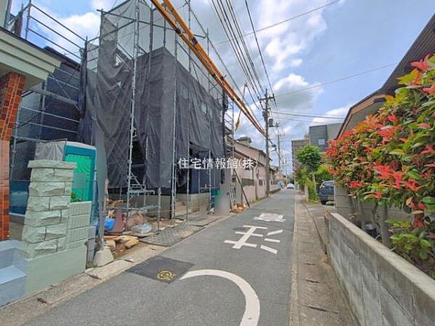 前面道路を含めた現地写真です。