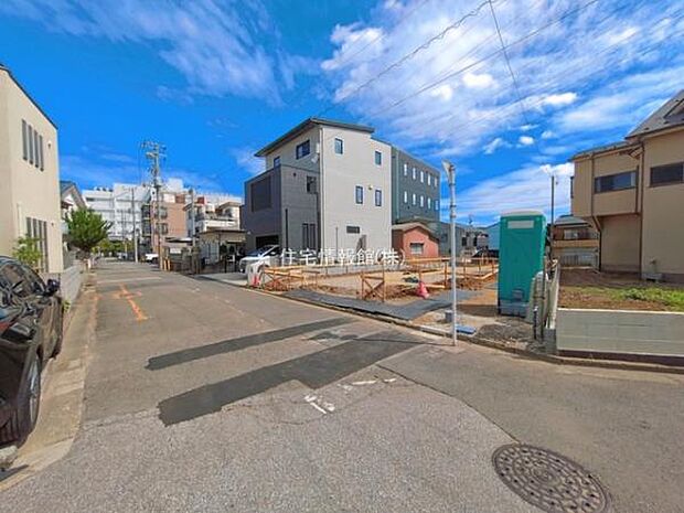 前面道路を含めた現地写真です。