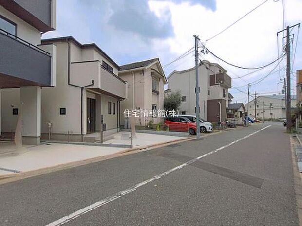 前面道路を含めた現地写真です。