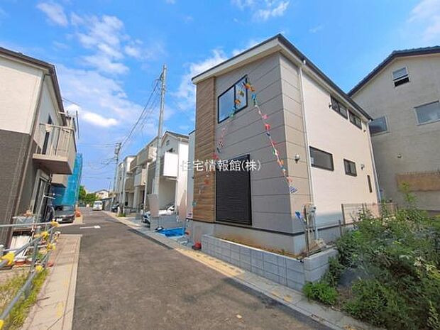 前面道路を含めた現地写真です。