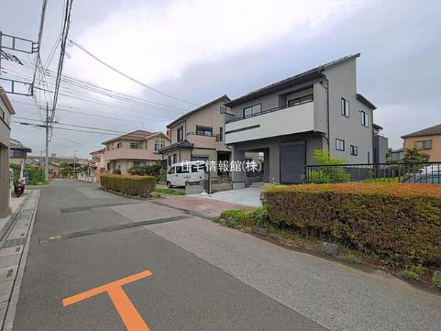 前面道路を含めた現地写真です。