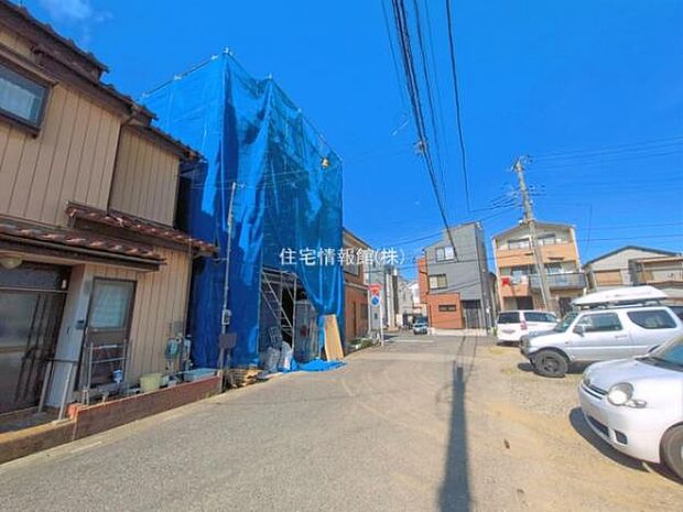 前面道路を含めた現地写真です。