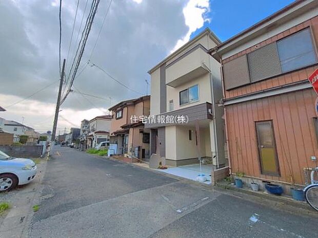 前面道路を含めた現地写真です。