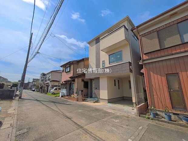 前面道路を含めた現地写真です。