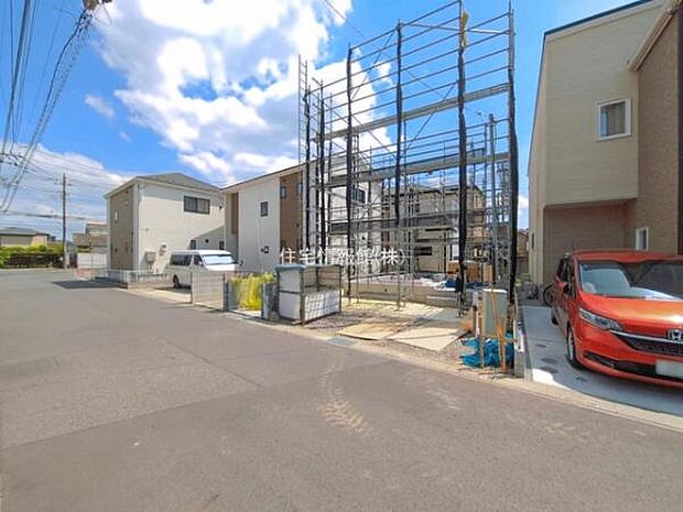 前面道路を含めた現地写真です。