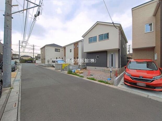 前面道路を含めた現地写真です。
