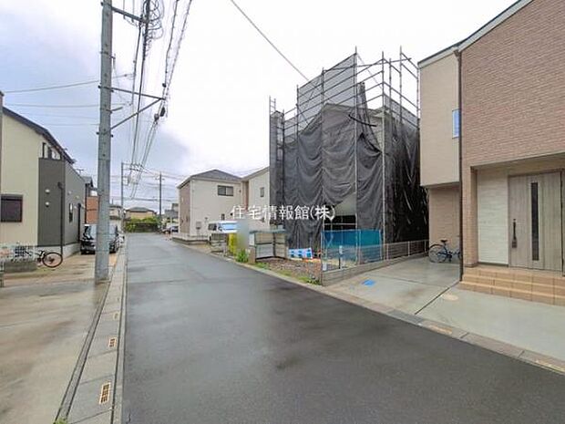前面道路を含めた現地写真です。