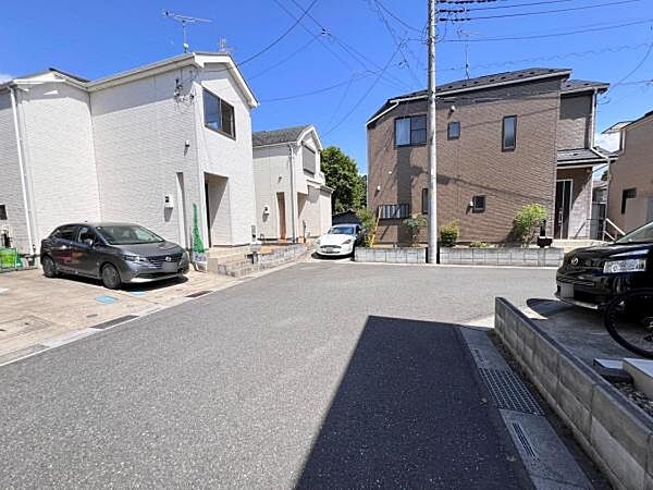 前面道路を含めた現地写真です。