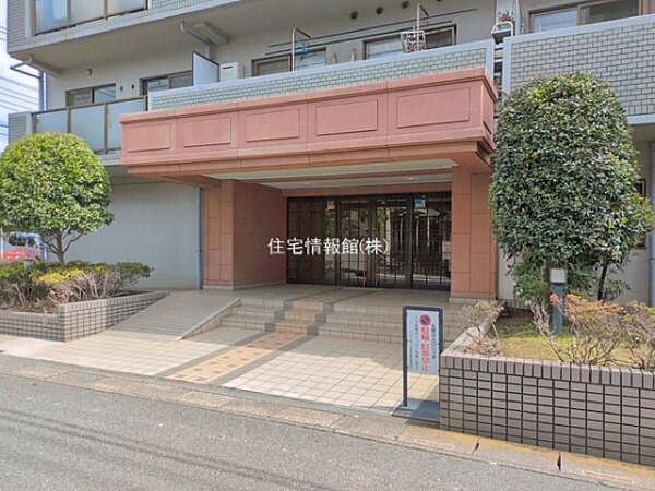 ゆったりとした印象のエントランスです。