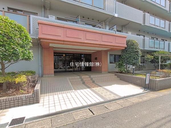 ゆったりとした印象のエントランスです。
