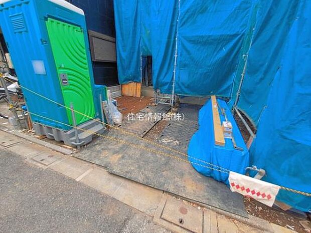 前面道路を含めた現地写真です。