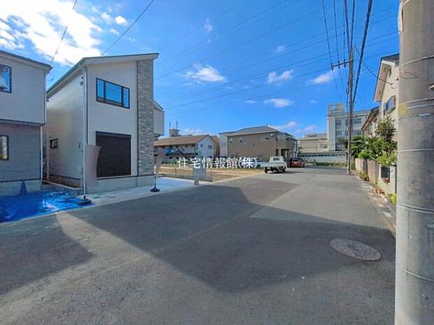 前面道路を含めた現地写真です。
