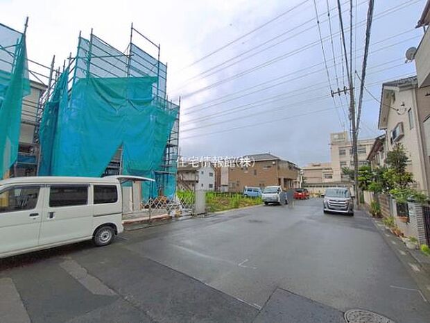 前面道路を含めた現地写真です。