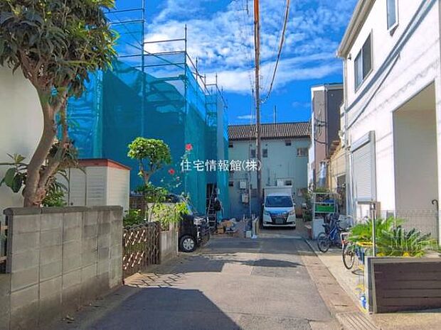 前面道路を含めた現地写真です。