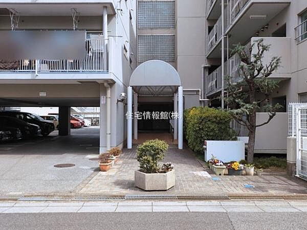 ゆったりとした印象のエントランスです。