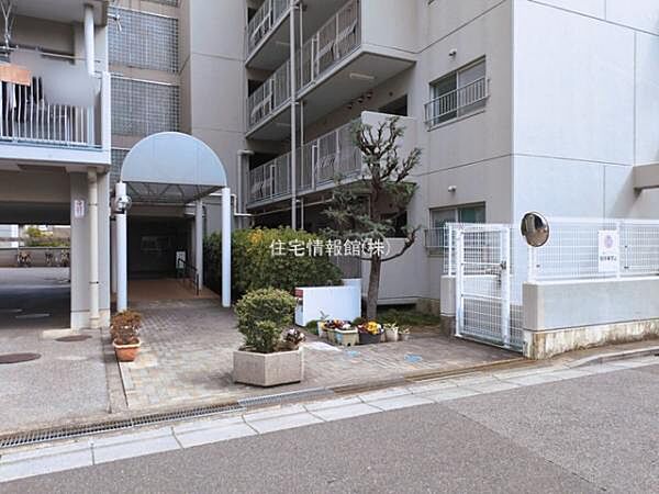 ゆったりとした印象のエントランスです。