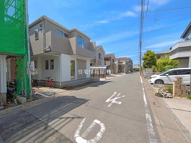 前面道路を含めた現地写真です。