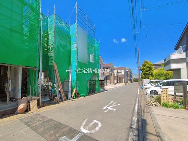 前面道路を含めた現地写真です。