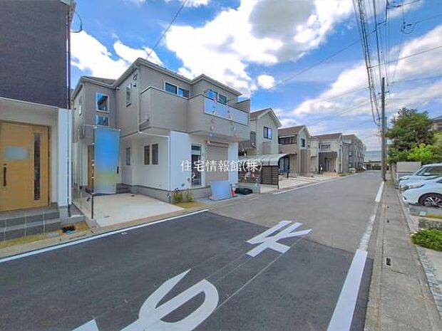 前面道路を含めた現地写真です。