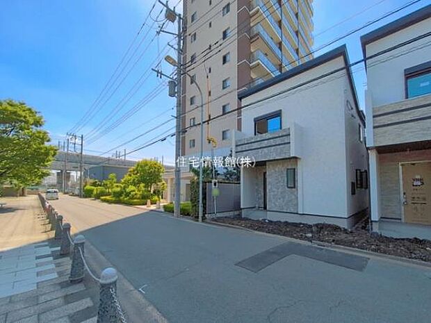 前面道路を含めた現地写真です。