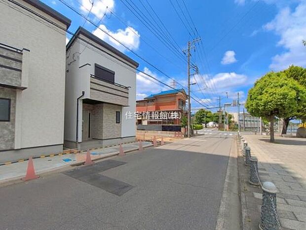前面道路を含めた現地写真です。