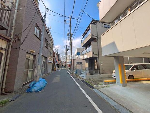 前面道路を含めた現地写真です。