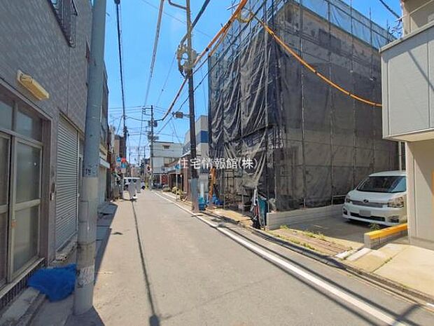 前面道路を含めた現地写真です。