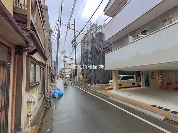 前面道路を含めた現地写真です。