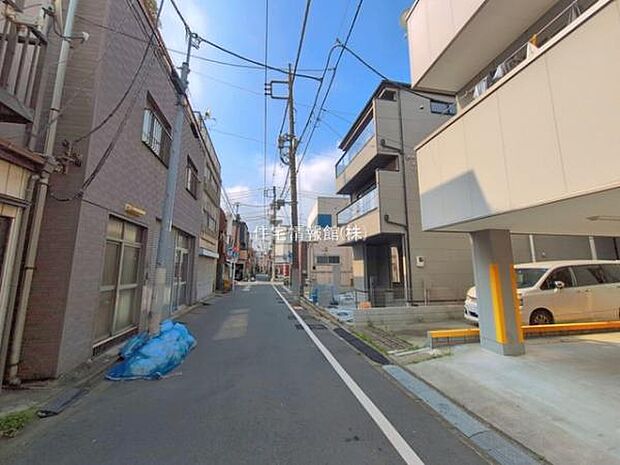 前面道路を含めた現地写真です。