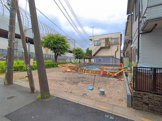 前面道路を含めた現地写真です。