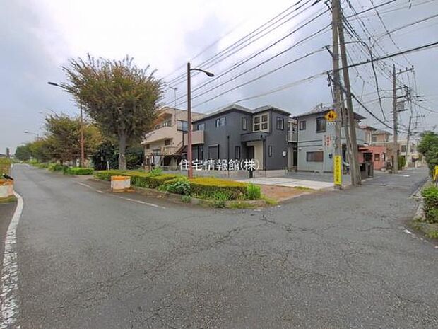 前面道路を含めた現地写真です。