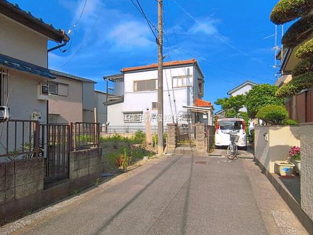 前面道路を含めた現地写真です。