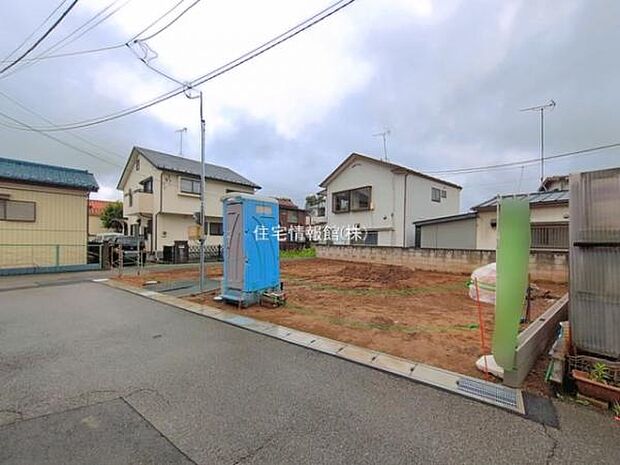 前面道路を含めた現地写真です。