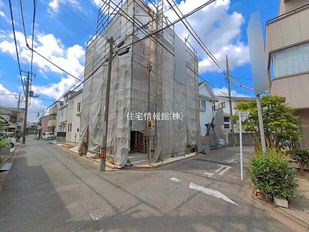 前面道路を含めた現地写真です。