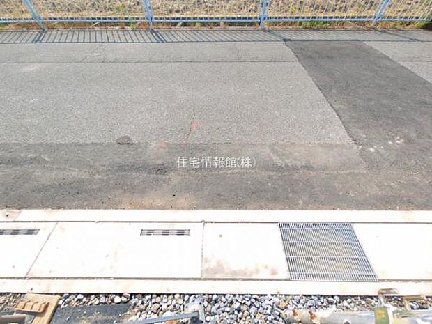 前面道路を含めた現地写真です。