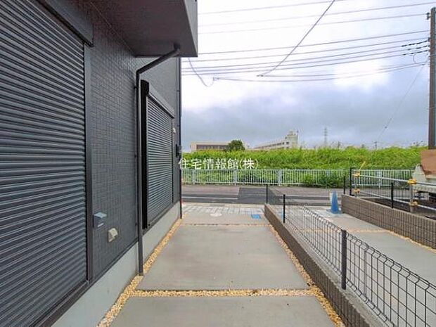 前面道路を含めた現地写真です。