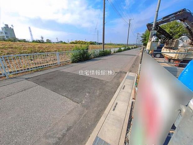 前面道路を含めた現地写真です。