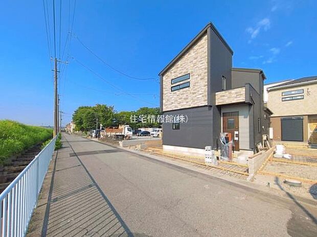 前面道路を含めた現地写真です。