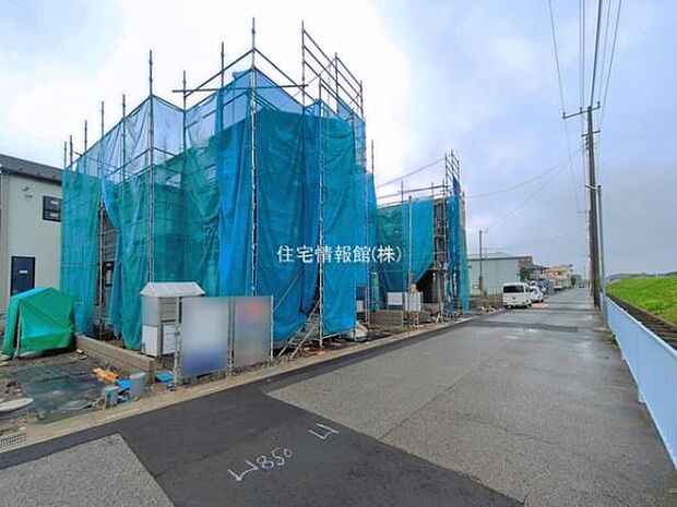 前面道路を含めた現地写真です。