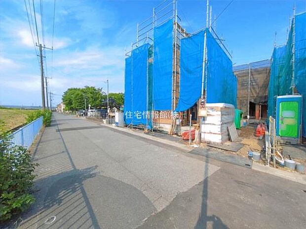 前面道路を含めた現地写真です。
