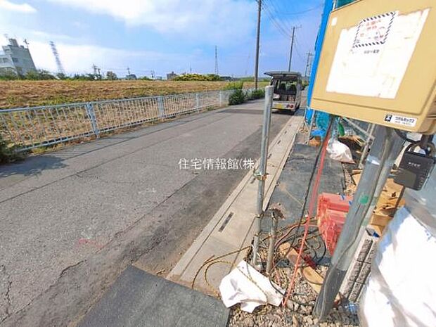 前面道路を含めた現地写真です。